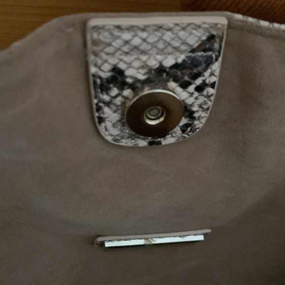 Urban Expressions Large Snake Print Vegan Leather Travel Tote - Picture 5 of 5